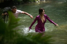 Nur widerwillig folgt Alan (Channing Tatum) Loretta (Sandra Bullock) ins Wasser.