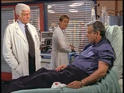 Mark (Dick Van Dyke, l.) und Jesse (Charlie Schlatter, M.) behandeln Saul Singer (Ken Lerner, r.), den berühmten Kandidaten einer Quizsendung, der einen Autounfall erlitten hat. Mark (Dick Van Dyke, l.) und Jesse (Charlie Schlatter, M.) behandeln Saul Singer (Ken Lerner, r.), den berühmten Kandidaten einer Quizsendung, der einen Autounfall erlitten hat.