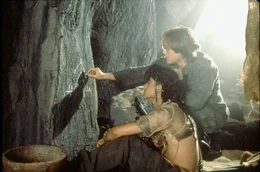 Der Arch%ologe Dr. Daniel Jackson (Foto, re.) versucht das R%tsel um den geheimnisvollen metallischen Ring zu l^sen..