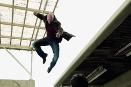 Nick Wild (Jason Statham) hat nichts zu verlieren und nimmt es mutig mit den Peinigern seiner Ex-Freundin Holly auf - und seien es noch so viele...