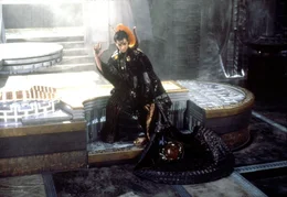 Auf dem Planet Abydos herrscht der Tyrann Ra (Jaye Davidson) &cedil;ber ein Volk von Sklaven..