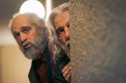 Nachdem sie sich erneut geschminkt haben, kehren Ali (Navid Mohammadzadeh, li.) und Morteza (Ahmad Mehranfar, re.) am frühen Morgen in den VIP-Bereich zurück und setzen ihre Suche fort. Nachdem sie sich erneut geschminkt haben, kehren Ali (Navid Mohammadzadeh, li.) und Morteza (Ahmad Mehranfar, re.) am frühen Morgen in den VIP-Bereich zurück und setzen ihre Suche fort.