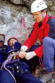 Will wird von Dr. Mark Harland verarztet.