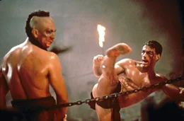 Kurt Sloane (Jean-Claude van Damme, r.) steht endlich seinem verhassten Gegner Tong (Tong Po) im Ring gegen&uuml;ber.