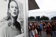 Am 14. August 2018 warten Fans vor in Tampa (Florida, USA) auf eine Show der Reputation-Tour von Taylor Swift. Am 14. August 2018 warten Fans vor in Tampa (Florida, USA) auf eine Show der Reputation-Tour von Taylor Swift.