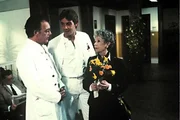 Käti (Karin Hardt, r.) macht einen Besuch im Krankenhaus. Der gutmütige Spott von Klaus (Klausjürgen Wussow, l.) und Udo Brinkmann (Sascha Hehn, M.) stört sie nicht. Käti (Karin Hardt, r.) macht einen Besuch im Krankenhaus. Der gutmütige Spott von Klaus (Klausjürgen Wussow, l.) und Udo Brinkmann (Sascha Hehn, M.) stört sie nicht.