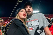Taylor Swift und Travis Kelce am 26.08.2025 nach dem AFC Championship Game in Kansas City, USA. Taylor Swift und Travis Kelce am 26.08.2025 nach dem AFC Championship Game in Kansas City, USA.
