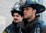 Chicago Fire Der letzte Einsatz - It Ain't Easy Staffel 1, Episode 9 Schauen hilflos zu, wie einer der Ihren verletzt wird: Yuri Sardarov als Otis, Jesse Spencer als Matthew Casey Chicago Fire Der letzte Einsatz - It Ain't Easy Staffel 1, Episode 9 Schauen hilflos zu, wie einer der Ihren verletzt wird: Yuri Sardarov als Otis, Jesse Spencer als Matthew Casey