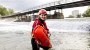 Checkerin Marina besteht ihr R&auml;tsel-Abenteuer diesmal bei den Flie&szlig;wasserrettern an der Isar!
