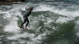 Ein Kick f&uuml;r Surfer aus aller Welt: Surfen auf der einen halben Meter hohen Welle des Eisbachs in M&uuml;nchen, einem der Seitenarme der Isar.