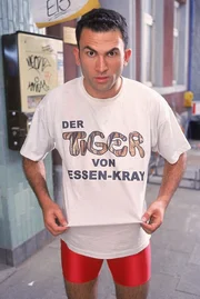 Murat (Fatih Cevikkollu) posiert auf Atzes Anraten als Ringer für Pressefotos. Murat (Fatih Cevikkollu) posiert auf Atzes Anraten als Ringer für Pressefotos.