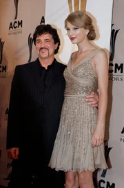 SWR THE TAYLOR SWIFT YEARS - SCHICKSALSJAHRE EINES SUPERSTARS, "What you made me do (2/3)". Scott Borchetta (links), Präsident von Big Machine Records, und Taylor Swift treffen zur Academy of Country Music Honors Show in Nashville, Tennessee, ein. SWR THE TAYLOR SWIFT YEARS - SCHICKSALSJAHRE EINES SUPERSTARS, "What you made me do (2/3)". Scott Borchetta (links), Präsident von Big Machine Records, und Taylor Swift treffen zur Academy of Country Music Honors Show in Nashville, Tennessee, ein.