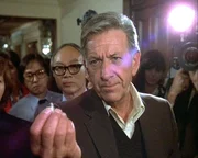 In letzter Sekunde kann Quincy (Jack Klugman) ein Attentat auf Senator Pike verhindern. In letzter Sekunde kann Quincy (Jack Klugman) ein Attentat auf Senator Pike verhindern.