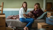 Mutter und Tocher vor dem Abschied, v.li.: Amaryllis April Maltha August als Laura, Paprika Steen als Fanny Mutter und Tocher vor dem Abschied, v.li.: Amaryllis April Maltha August als Laura, Paprika Steen als Fanny