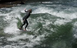 Ein Kick f&uuml;r Surfer aus aller Welt: Surfen auf der einen halben Meter hohen Welle des Eisbachs in M&uuml;nchen, einem der Seitenarme der Isar.