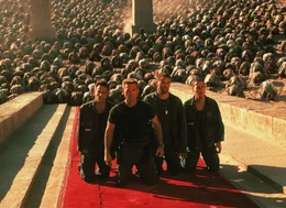 L-R: Freeman (Christopher John Fields), Colonel O'Neil (Kurt Russel), Kawalsky (John Diehl) und Lieutenant Ferretti (French Stewart) knien vor dem Palast des Sonnengottes Ra nieder.