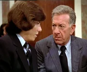 Quincy (Jack Klugman) versucht den am Tourett-Syndrom erkrankten Tony (Paul Clemens) zu überzeugen, vor dem Kongress auszusagen. Quincy (Jack Klugman) versucht den am Tourett-Syndrom erkrankten Tony (Paul Clemens) zu überzeugen, vor dem Kongress auszusagen.
