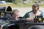 Formel 1-Profi Jean Alesi (r.) instruiert Jeremy Clarkson, wie der  Lotus T125 zu fahren ist.