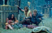 Der grausame Feldherr Darphus wiegelt seine eigenen Leute gegen Xena auf und schafft so eine ungew&ouml;hnliche Allianz: Xena und Hercules (Kevin Sorbo) verb&uuml;nden sich, um Darphus zu bezwingen. Doch Kriegsgott Ares erweckt den Get&ouml;teten zu neuem Leben und gibt ihm einen Kampfgef&auml;hrten an die Seite: den schrecklichen G&ouml;tterhund Graecus.