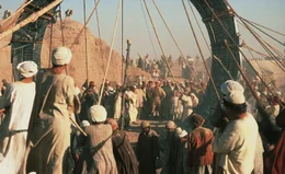 Die Forschergruppe tritt durch das Sternentor, das Stargate. Dort trifft die Expedition auf eine vor&auml;gyptische Kultur- aber auch auf Krieger mit fliegenden Kriegswagen, bizarrer Bewaffnung und mythischen G&ouml;ttern.