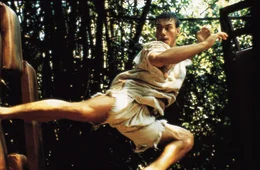 Mit einem harten Trainingsplan erlernt Kurt (Jean-Claude van Damme) die Kunst des Kickboxens.