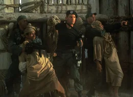 Colonel O'Neil (Kurt Russell, M.) und seine M&auml;nner entwaffnen Ra's Palastwache.
