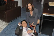 Katrin (Ulrike Frank) findet den niedergeschlagenen Gerner (Wolfgang Bahro) und k&uuml;mmert sich um ihn.