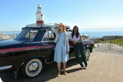 Pia (Birte Hanusrichter, l.) ist den weiten Weg von Sevilla nach Gibraltar mit dem Taxi gekommen. Nun wartet sie zusammen mit der Taxifahrerin Flora (Collien Ulmen-Fernandes, r.) auf Pias Verabredung John am Leuchtturm von Gibraltar. Pia (Birte Hanusrichter, l.) ist den weiten Weg von Sevilla nach Gibraltar mit dem Taxi gekommen. Nun wartet sie zusammen mit der Taxifahrerin Flora (Collien Ulmen-Fernandes, r.) auf Pias Verabredung John am Leuchtturm von Gibraltar.