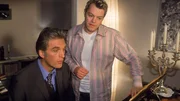 Tim (Oliver Reinhard, re.) soll Dr. Schmidt (Walter Sittler) Klavierunterricht geben und hört sich mal an, was der denn überhaupt so spielen kann. Tim (Oliver Reinhard, re.) soll Dr. Schmidt (Walter Sittler) Klavierunterricht geben und hört sich mal an, was der denn überhaupt so spielen kann.