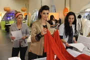 Nina (Maria Wedig, l.) sieht mit gemischten Gef&uuml;hlen zu, wie Carla (Sarah M&uuml;hlhause, M.) ihren Entwurf Wirklichkeit werden l&auml;sst ...