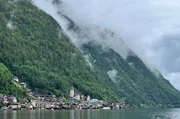 Hallstatt am Hallst&auml;tter See ist weltber&uuml;hmt f&uuml;r seine Silhouette, die einsame Alpenromantik verstr&ouml;mt.
