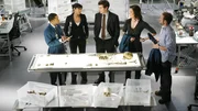 Das Team des Jeffersonians (v.l.: Clark (Eugene Byrd), Camille (Tamara Taylor), Sweets (John Francis Daley), Angela (Michaela Conlin) und Hodgins (TJ Thyne)) macht sich an die Untersuchung der sterblichen &Uuml;berreste, die Brennan und Booth aus England geschickt haben. Was werden sie herausfinden?