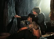 Daniel Jackson (James Spader, r.) und Skaara (Alexis Cruz).