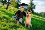Tobi mit Filmhund Chewakka. Er spielt in der Serie "Racko - Ein Hund für alle Fälle" die Hauptrolle: Racko! Tobi mit Filmhund Chewakka. Er spielt in der Serie "Racko - Ein Hund für alle Fälle" die Hauptrolle: Racko!
