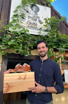Philipp Schwarz fertigt in Handarbeit etwa 50 Paar "Goiserer" in einem Jahr. Zwischen 40 und 60 Arbeitsstunden stecken in jedem Schuh &ndash; und viel Handwerkstradition.