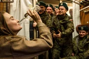 Trinken mit Soldaten: Amaryllis April Maltha August als Laura (l.) Trinken mit Soldaten: Amaryllis April Maltha August als Laura (l.)