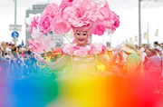 CSD-Besucher als Drag Artist auf der allj&auml;hrlichen CSD-Parade im Rahmen des Cologne Pride 2025 in K&ouml;ln.