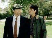 Freddy Brower (Gary Kroeger, r.) hat 30 Millionen in der Lotterie gewonnen. Er bittet seinen Onkel Leon (Rip Torn) als Hauptgewinner aufzutreten, damit er seiner Noch-Ehefrau nichts von dem Gewinn abgeben muss. Freddy Brower (Gary Kroeger, r.) hat 30 Millionen in der Lotterie gewonnen. Er bittet seinen Onkel Leon (Rip Torn) als Hauptgewinner aufzutreten, damit er seiner Noch-Ehefrau nichts von dem Gewinn abgeben muss.