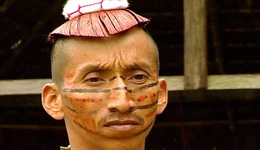 Die M&auml;nner der Ts&aacute;chila, einem kleinen Indianervolk, das im Nebelwald der Anden Ecuadors lebt, schm&uuml;cken sich mit Gesichtsmalerei und aufwendig gef&auml;rbter und modellierter Haarpracht.