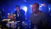 Max Mangold (Heino Ferch, rechts) mit seinem Verleger Benno Wolf (Peter Benedict) am Tiefpunkt seiner Schreib- und Lebenskrise.
