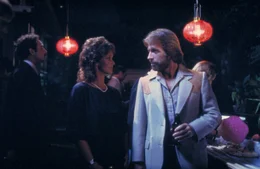Ann Fitzgerald (Lenore Kasdorf, M.), Col. James Braddock (Chuck Norris, r.)
