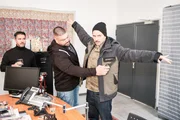 Manuel (Daniel Sellier, r.) ger&auml;t vor Tarek (Haydar Kizay, l.) unter Druck. Bodyguard (Jakov Maksimovic)