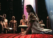 Der geheimnisvolle Sonnengott Ra (Jaye Davidson, M.), der &uuml;ber &uuml;bernat&uuml;rliche Kr&auml;fte verf&uuml;gt, herrscht &uuml;ber Abydos.