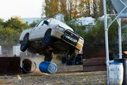 Auf der Flucht crasht der Entführer mit seinem Wagen - in dem auch der angeschlagene Semir sitzt - in einen Tank... Auf der Flucht crasht der Entführer mit seinem Wagen - in dem auch der angeschlagene Semir sitzt - in einen Tank...