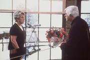 Mark (Dick Van Dyke, r.) verspricht seiner alten Freundin Danielle (Helen Reddy, l.), die an Alzheimer erkrankt ist, immer für sie da zu sein. Mark (Dick Van Dyke, r.) verspricht seiner alten Freundin Danielle (Helen Reddy, l.), die an Alzheimer erkrankt ist, immer für sie da zu sein.