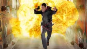 Alex ( Vinzenz Kiefer) wird von einer Explosion aus der Fabrik geschleudert... Alex ( Vinzenz Kiefer) wird von einer Explosion aus der Fabrik geschleudert...