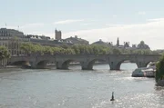 In Paris, der Hauptstadt der Menschenrechte, kamen Christo und Jeanne-Claude auf die Idee, ein Zeichen für die Freiheit zu setzen: In spektakulären Aktionen hüllten sie Gebäude auf der ganzen Welt in Stoffbahnen. In Paris, der Hauptstadt der Menschenrechte, kamen Christo und Jeanne-Claude auf die Idee, ein Zeichen für die Freiheit zu setzen: In spektakulären Aktionen hüllten sie Gebäude auf der ganzen Welt in Stoffbahnen.
