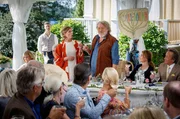 Carl-Johan Berger (Leif Andrée, Mi.), ein berühmter Professor der Kinderpsychologie, feiert ein großes Fest auf seinem Anwesen. Carl-Johan Berger (Leif Andrée, Mi.), ein berühmter Professor der Kinderpsychologie, feiert ein großes Fest auf seinem Anwesen.