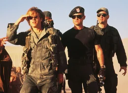 Der &Auml;gyptologe Daniel Jackson (James Spader, l.) und Colonel O'Neil (Kurt Russell, M.) erkunden mit ihren M&auml;nnern den unbekannten W&uuml;stenplaneten.