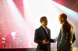 Mafia Boss Baby (Stanley Tucci, l.) sch&auml;tzt Nick (Jason Statham) seit Jahren und gibt ihm die Chance, DeMarcos Behauptungen zu widerlegen.